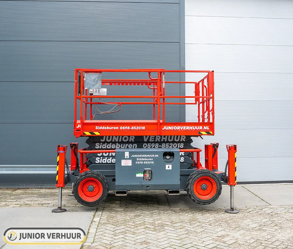 Ruwterrein schaarhoogwerker 10m Junior Verhuur hoogwerker huren Groningen