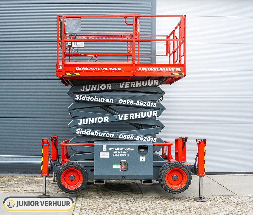 Ruwterrein schaarhoogwerker 10m uitgeschoven - Junior Verhuur hoogwerker huren Groningen