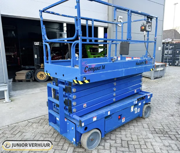 Haulotte Compact 14 schaarhoogwerker hoogwerker huren Groningen - Junior Verhuur