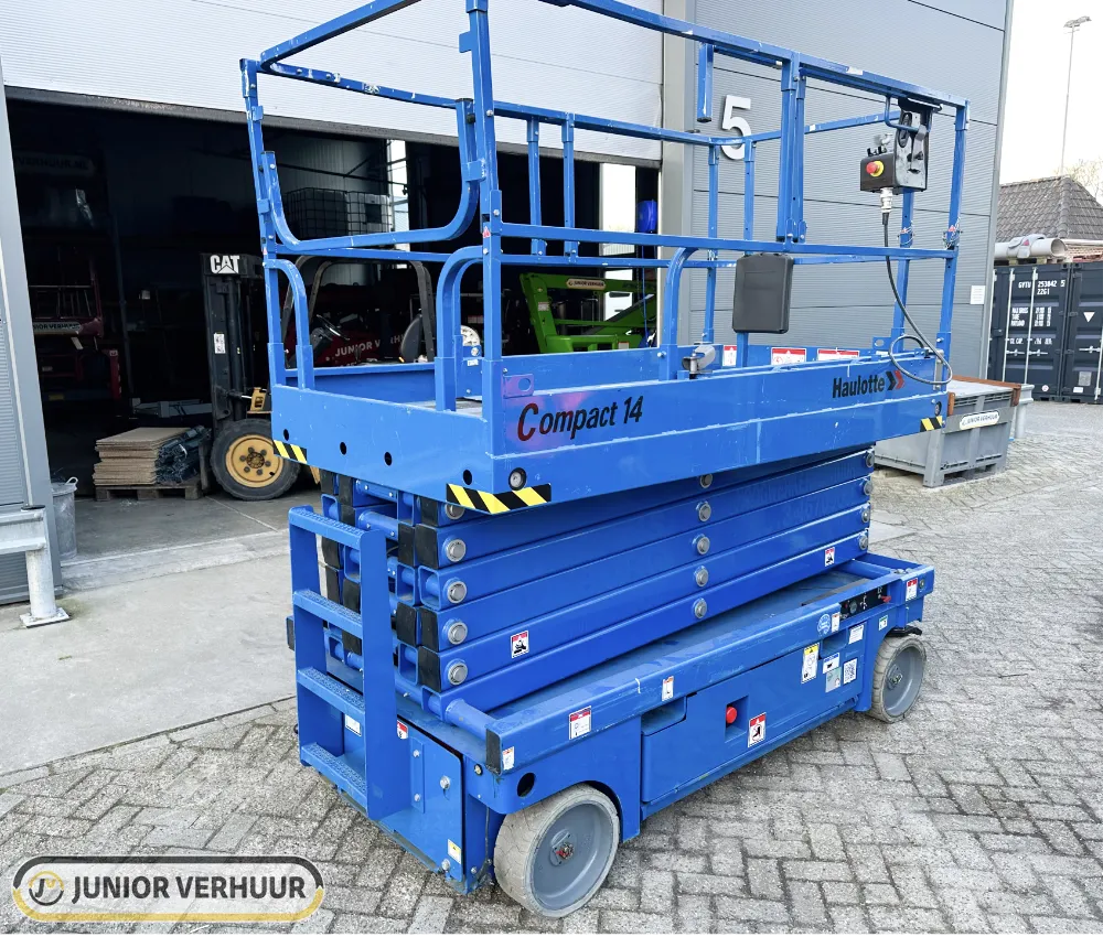 Haulotte Compact 14 schaarhoogwerker hoogwerker huren Groningen - Junior Verhuur